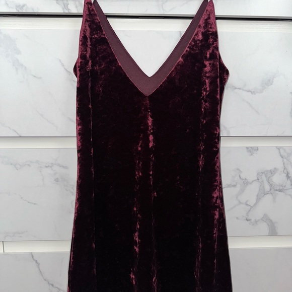 Kendall & Kylie Burgundy Wine Velvet Deep V-Neck Mini Dress Size M - Picture 3 of 4